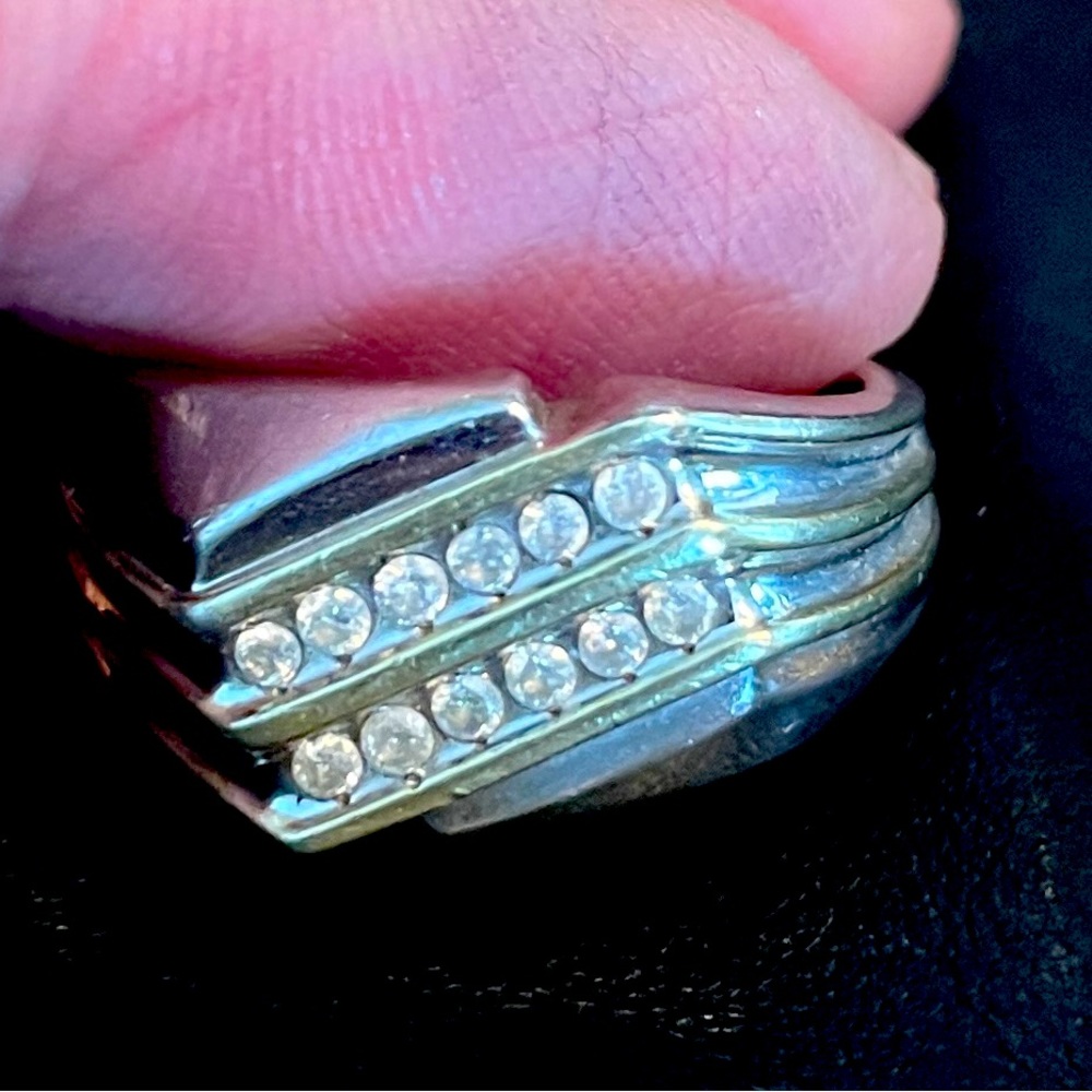Unisex ring with diamonds